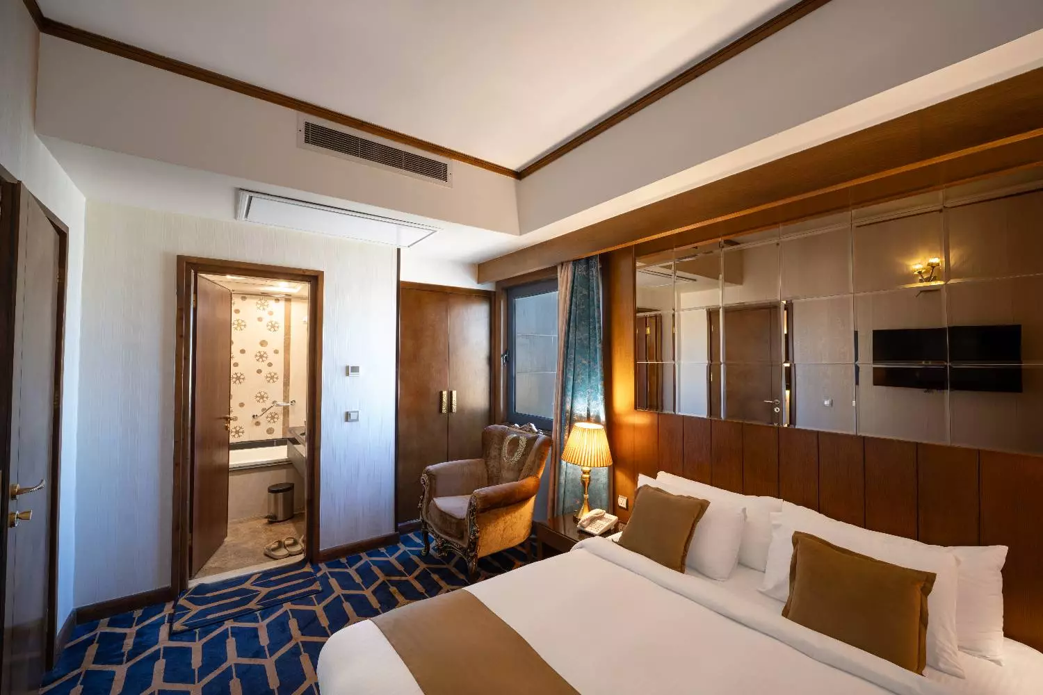 Alibaba https://cdn.alibaba.ir/ostorage/hotel-accommodation-images/6a55f9f9ece37da9b7d5b971_سوییت دو نفره(چهار تخت)ت.webp